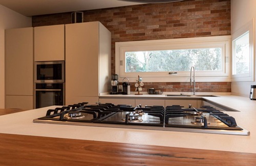 Noventa Padovana Villa | GuestHost - Unique villa in a quiet residential neighborhood, just 15 minutes by car from Padova, where you can enjoy the right relaxation away from city life.Ideal for couples or families and for business trips, it is perfect for 4 guests, bright and sp