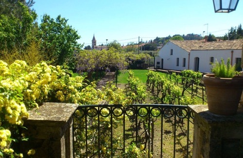 Trecastagni Villa | GuestHost - Wonderful 19th-century villa of about 190 sqm, on two levels, able to accommodate up to 10 people. The villa, with panoramic views of Mount Etna, boasts a large garden with olive grove and an external courtyard. The property is located in Tre