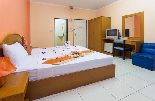Nanai Road House | Guesthouse Belvedere - Triple Room with Ac only 10minute walk from Patong Beach