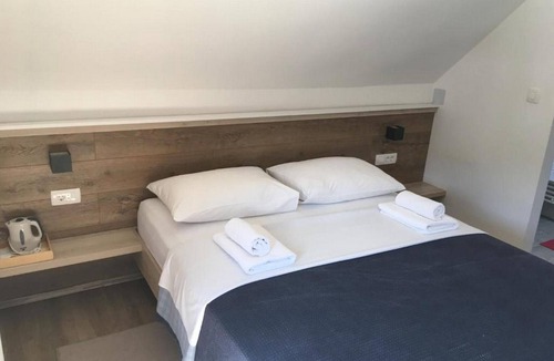 Jezerce House | Guesthouse Family Bosnic - Duplex Family Room with Balcony - Gallery - 1