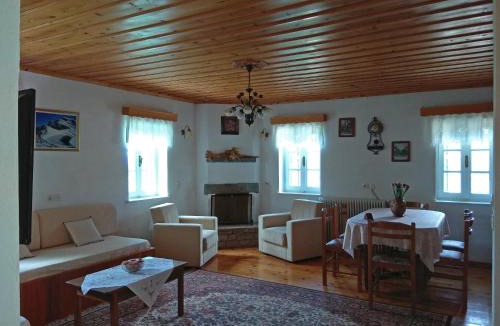 Mikro Papigko House | Guesthouse Iro