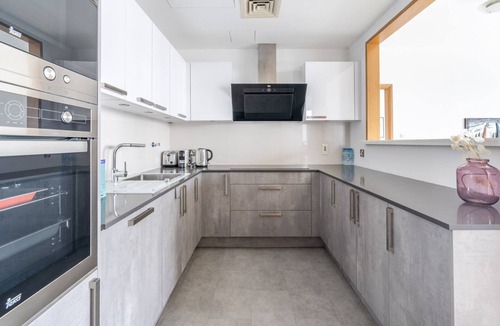 Dubai Marina Apartment | GuestReady - 2BR | Balcony with Stunning Sky View