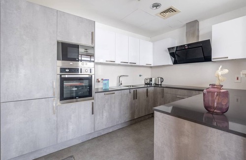 Dubai Marina Apartment | GuestReady - 2BR | Balcony with Stunning Sky View