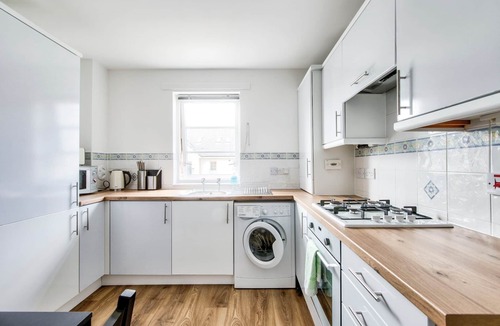 Leith Apartment | GuestReady - 2BR in Leith w Ocean Views & Parking