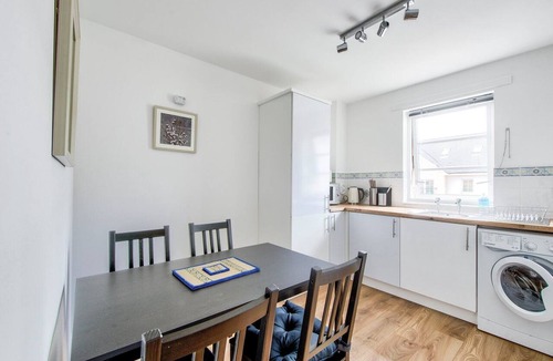 Leith Apartment | GuestReady - 2BR in Leith w Ocean Views & Parking