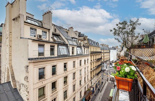 Quartier de Rochechouart Apartment | GuestReady - Balcony Apt Stay