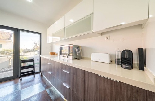 Charneca de Caparica e Sobreda Apartment | GuestReady - Charming family retreat with pool