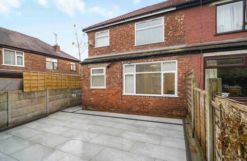 Cheetham Hill House | GuestReady - Charming Retreat with Private Patio