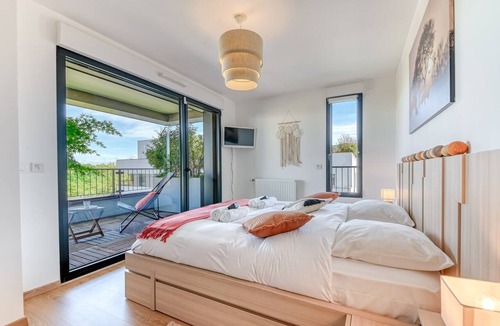 Stalingrad - Lamothe Apartment | GuestReady - Chic stay with jacuzzi and parking