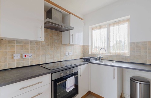 Custom House Apartment | GuestReady - Cozy Modern Retreat in London
