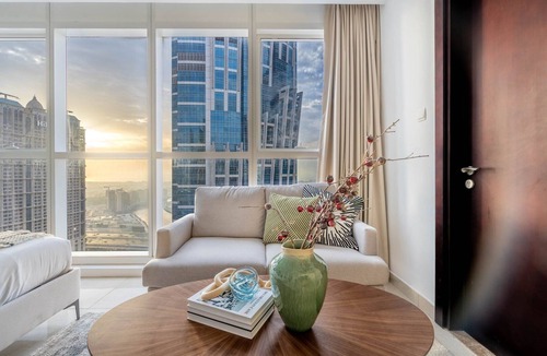 Business Bay Apartment | GuestReady - High Floor Canal View Studio Downtown