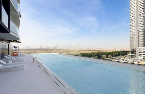 Jumeirah Village Circle Apartment | GuestReady - Modern 1BR | 19th Floor & City Views
