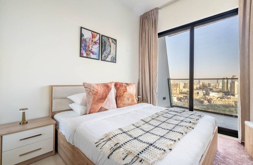 Jumeirah Village Circle Apartment | GuestReady - Modern 1BR | 19th Floor & City Views