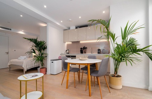 Ravenscourt Park Apartment | GuestReady - Modern Studio for 2 in Albion Court