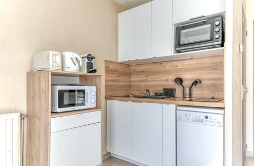 Yves Farge - Le Fleuve Apartment | GuestReady - Sleek sunny comfort near the tram