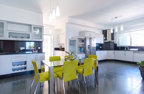 Canico Apartment | GuestReady - Spacious stay with sea views