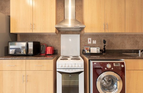 Jumeirah Lake Towers Apartment | GuestReady - Studio | Balcony- Lake view