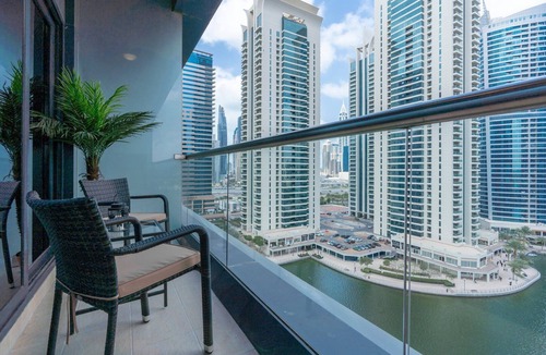 Jumeirah Lake Towers Apartment | GuestReady - Studio | Balcony- Lake view