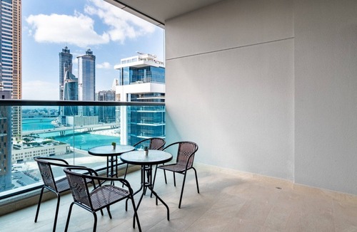 Business Bay Apartment | GuestReady - Studio | Balcony-Canal View