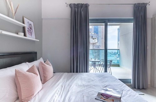 Business Bay Apartment | GuestReady - Studio | Balcony-Canal View