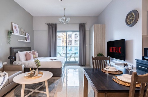 Business Bay Apartment | GuestReady - Studio | Balcony-Canal View