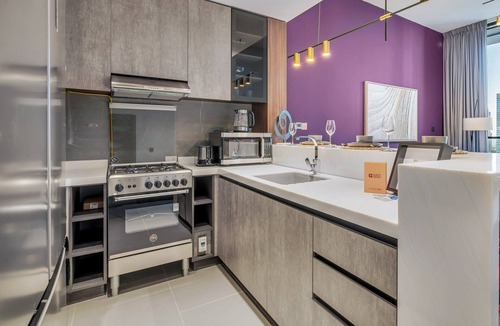 Jumeirah Lake Towers Apartment | GuestReady - Stylish haven with lake views