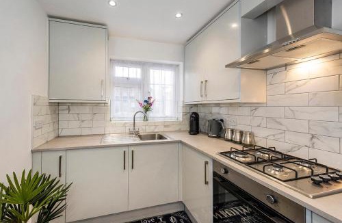 North End House | Guild Lodge 3 Bedrooms 3 Bathroom Home - Fast London Access
