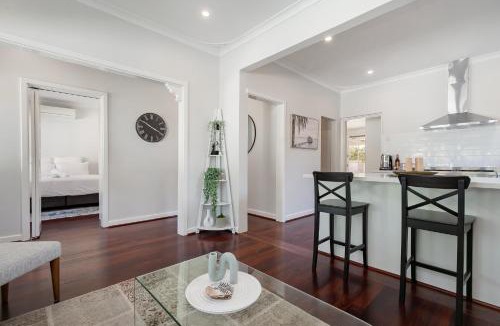 Guildford House | Guildford Cottage Swan BnB Management