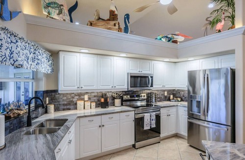 Pelican House | Gulf Access HTD Pool 4 Kayaks Bikes Fish/Beach Gear Fenced Yard Foosball Dog OK