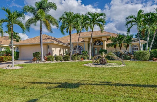 Pelican House | Gulf Access HTD Pool 4 Kayaks Bikes Fish/Beach Gear Fenced Yard Foosball Dog OK