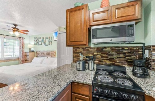 Treasure Island Condo | 🏝️ Gulf-Front Studio: King Bed Full Kitchen Heated Pool ➠ Tropic Terrace 37