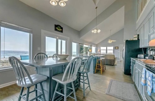 Navarre Beach House | 🌊🌴Gulf-Front | Sunset Views from the Large Deck | Sleeps 14 | Salty Breeze