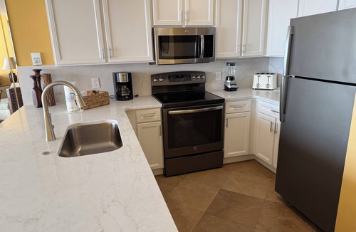 Destin Condo | GULF FRONT with Amazing Views, 3 Pools, Tiki Bar! LOCATION! Zero entry pool