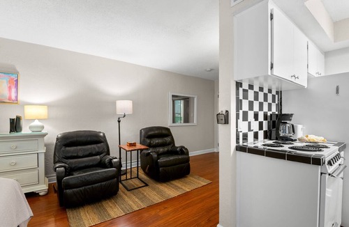 St. Pete Beach Condo | ✨ Gulf Winds Upgraded Condo — Beautiful Remodel with Queen Bed Near the Beach