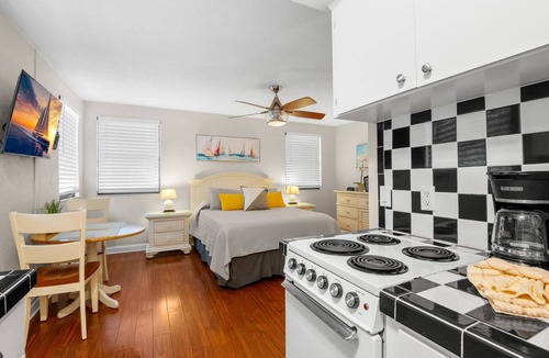 St. Pete Beach Condo | ✨ Gulf Winds Upgraded Condo — Beautiful Remodel with Queen Bed Near the Beach