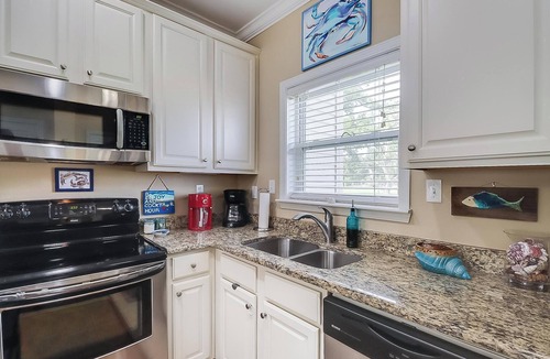 Long Beach Condo | Gulfviews, short walk to Beaches w Pool sleeps 4
