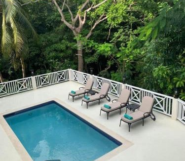 Lascelles Villa | Gully Point