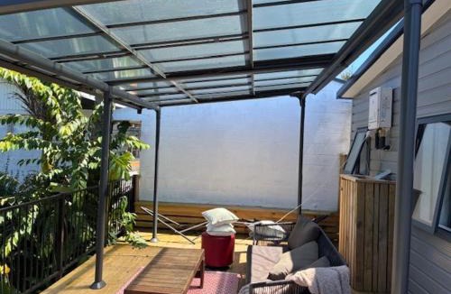 Hamilton North Apartment | Gully-view studio by the CBD