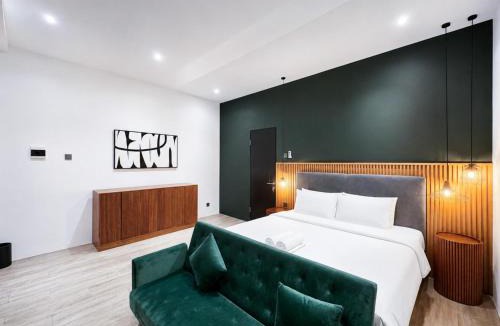 Srimulyo Villa | Guru Giri Forest 2BR Pool Access with Breakfast