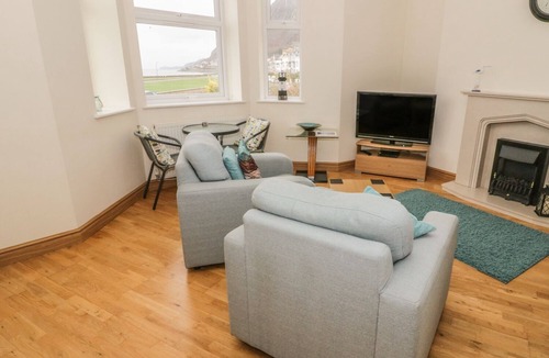 Llanfairfechan Apartment | GWYLANEDD TWO, romantic, country holiday cottage in Llanfairfechan