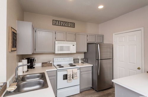 Camelback East Condo | Gym, yr round pool-spa, 2 Bd, 2 Bath, Gated, 9 AM-PM chk in-out