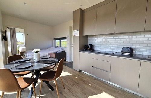 Borgarnes House | Hítarneskot – Private Hot Tub Cottage in Snæfellsnes