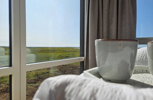 Borgarnes House | Hítarneskot – Private Hot Tub Cottage in Snæfellsnes