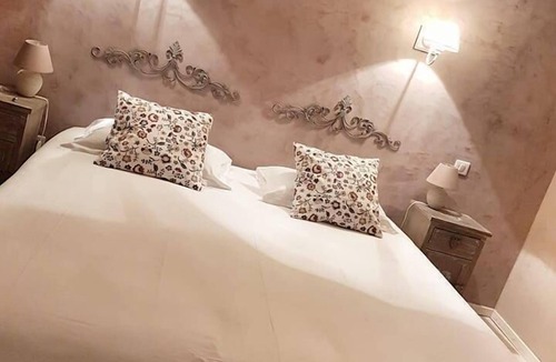 Murs Hotel | Hôtel Le Crillon