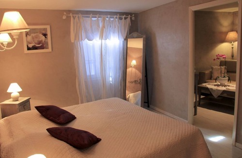 Murs Hotel | Hôtel Le Crillon