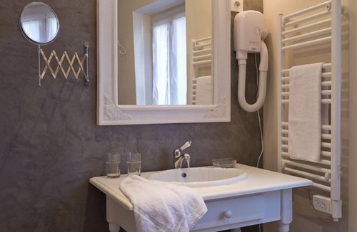 Murs Hotel | Hôtel Le Crillon