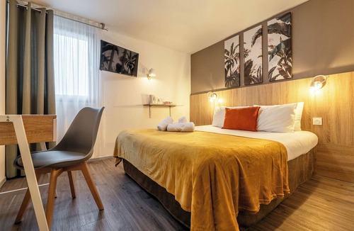 Saint-Laurent-des-Vignes Hotel | Hôtel Le Roxane