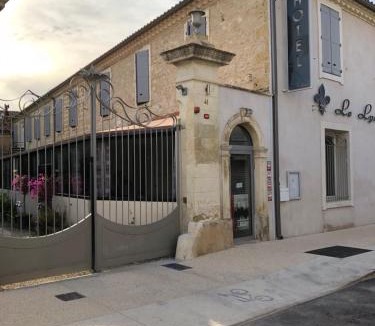 Vauvert Hotel | Hôtel Le Lys d'Or