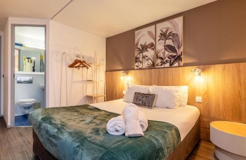 Saint-Laurent-des-Vignes Hotel | Hôtel Le Roxane