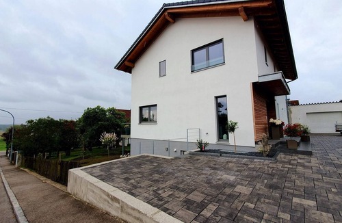 Furstenfeldbruck District Apartment | Hübsches Lichtdurchflutetes Apartment im Souterrain, Ideal für 1 bis 2 Gäste